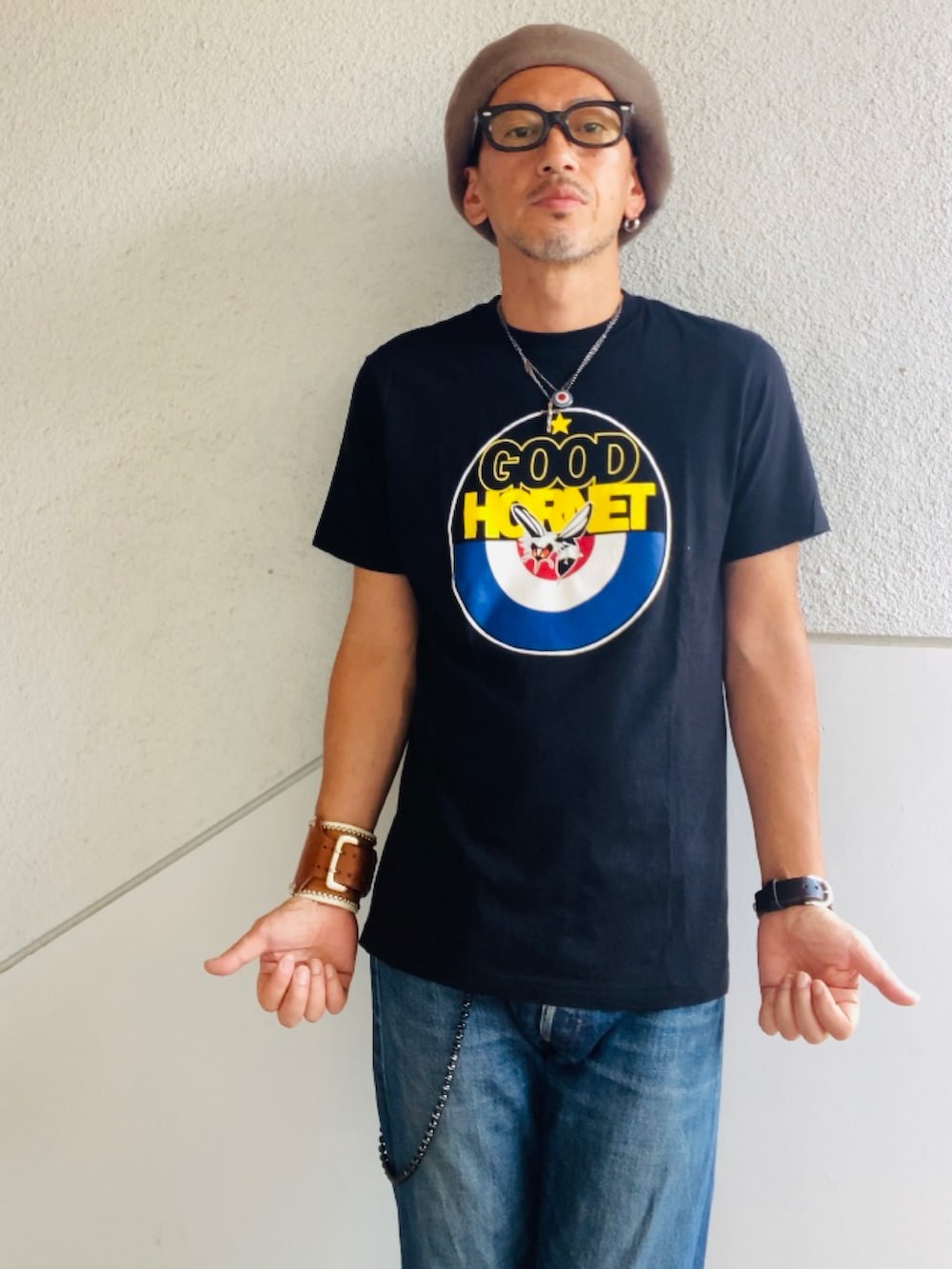 ブラック系のTシャツ/カットソー、ブルー系のデニムパンツ、グリーン系のブーツを着用したメンズの秋コーディネートの4枚目の写真