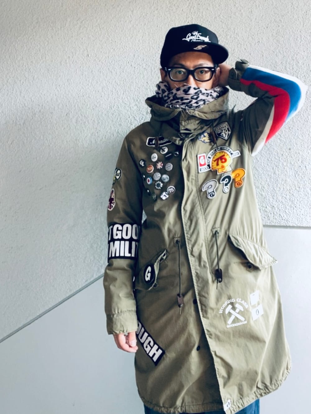 グリーン系のモッズコート、ブルー系のデニムパンツ、ホワイト系のその他シューズを着用したメンズの秋コーディネートの5枚目の写真