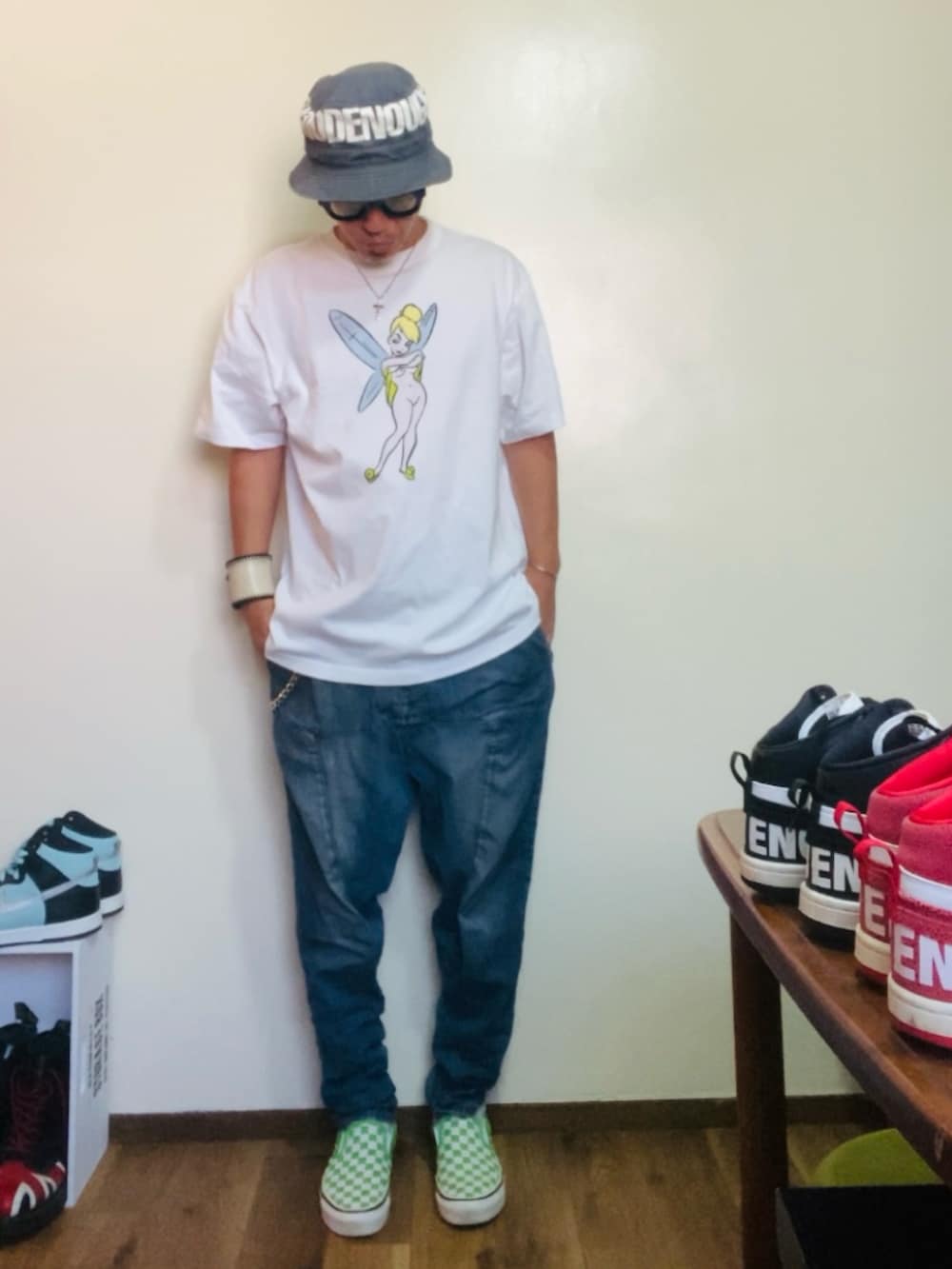 ホワイト系のTシャツ/カットソー、ブルー系のデニムパンツ、グリーン系のスリッポンを着用したメンズの秋コーディネートの2枚目の写真