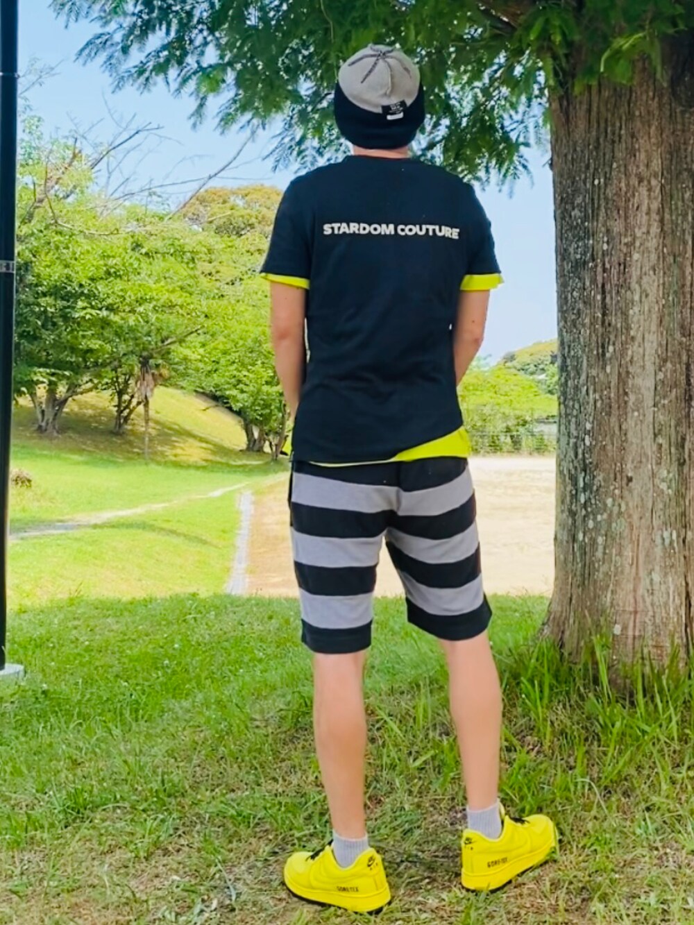 ブラック系のTシャツ/カットソー、グレー系のTシャツ/カットソー、イエロー系のスニーカーを着用したメンズの夏コーディネートの3枚目の写真