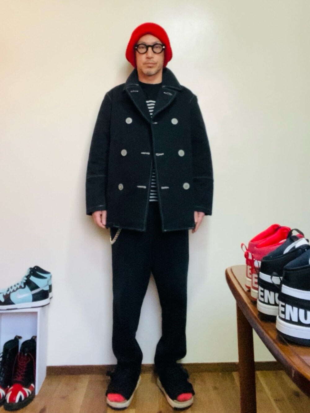 ブラック系のその他パンツ、ブラック系のサンダル、ブラック系のニット/セーターを着用したメンズの春コーディネートの3枚目の写真