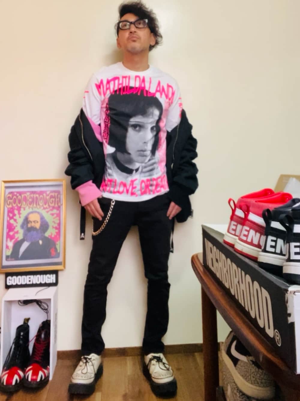 ホワイト系のTシャツ/カットソー、ブラック系のMA-1、ブラック系のパンツを着用したメンズの春コーディネートの2枚目の写真