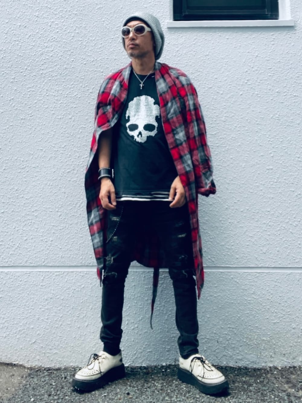 レッド系のノーカラーコート、ブラック系のTシャツ/カットソー、ホワイト系のタンクトップを着用したメンズの夏コーディネートの3枚目の写真