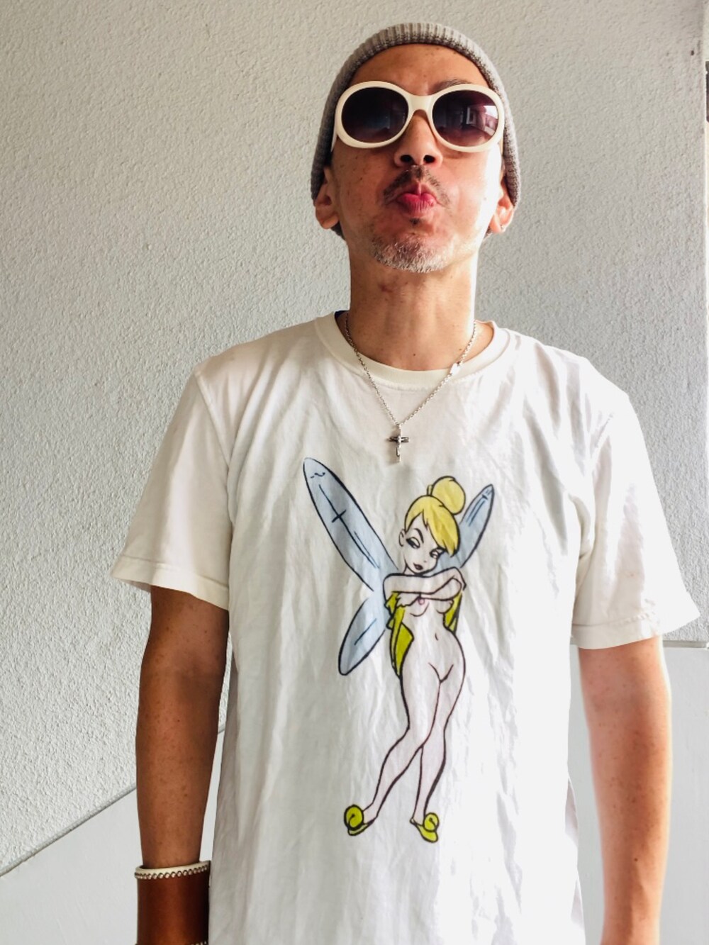 ホワイト系のTシャツ/カットソー、ブルー系のデニムパンツ、イエロー系のサンダルを着用したメンズの夏コーディネートの4枚目の写真