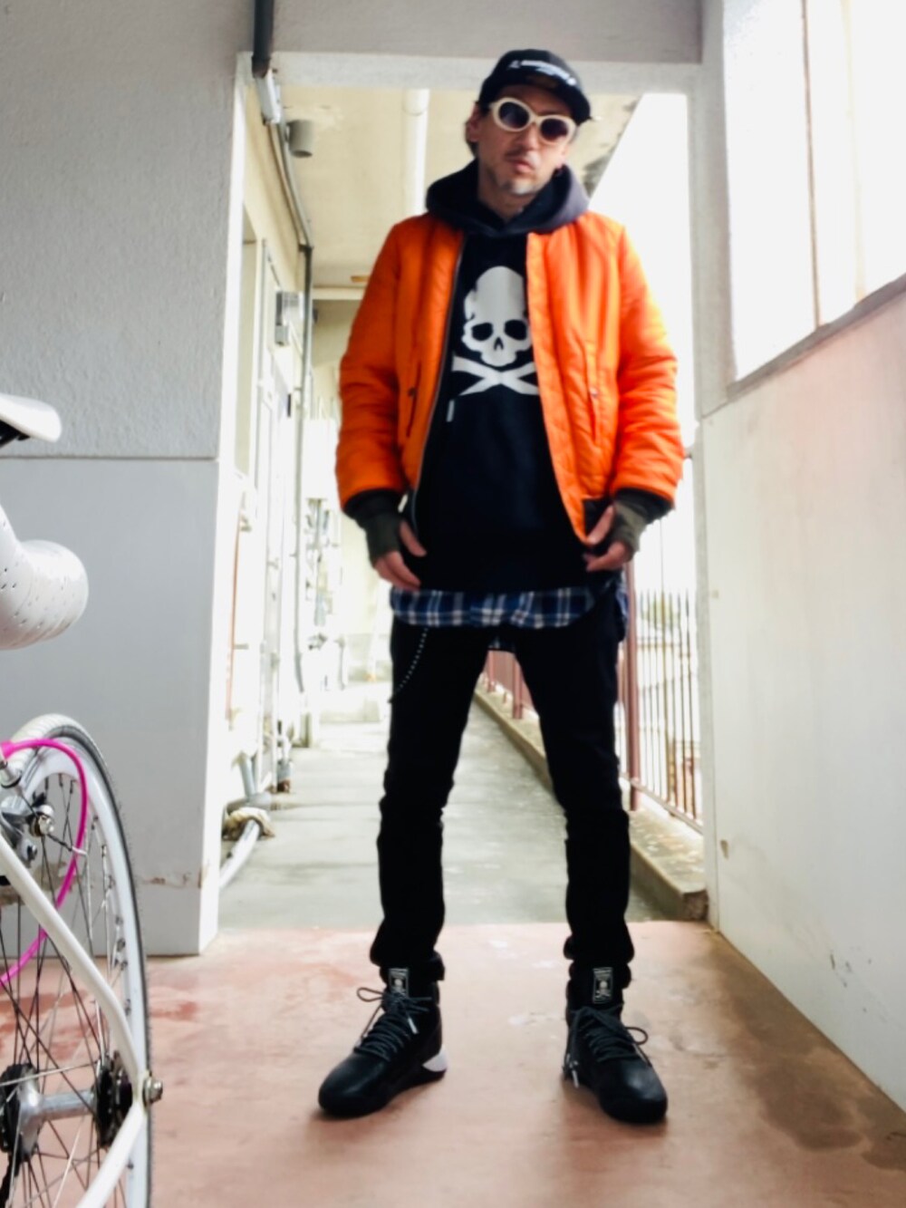 ブラック系のパーカー、ブルー系のシャツ/ブラウス、ブラック系のパンツを着用したメンズの冬コーディネートの4枚目の写真