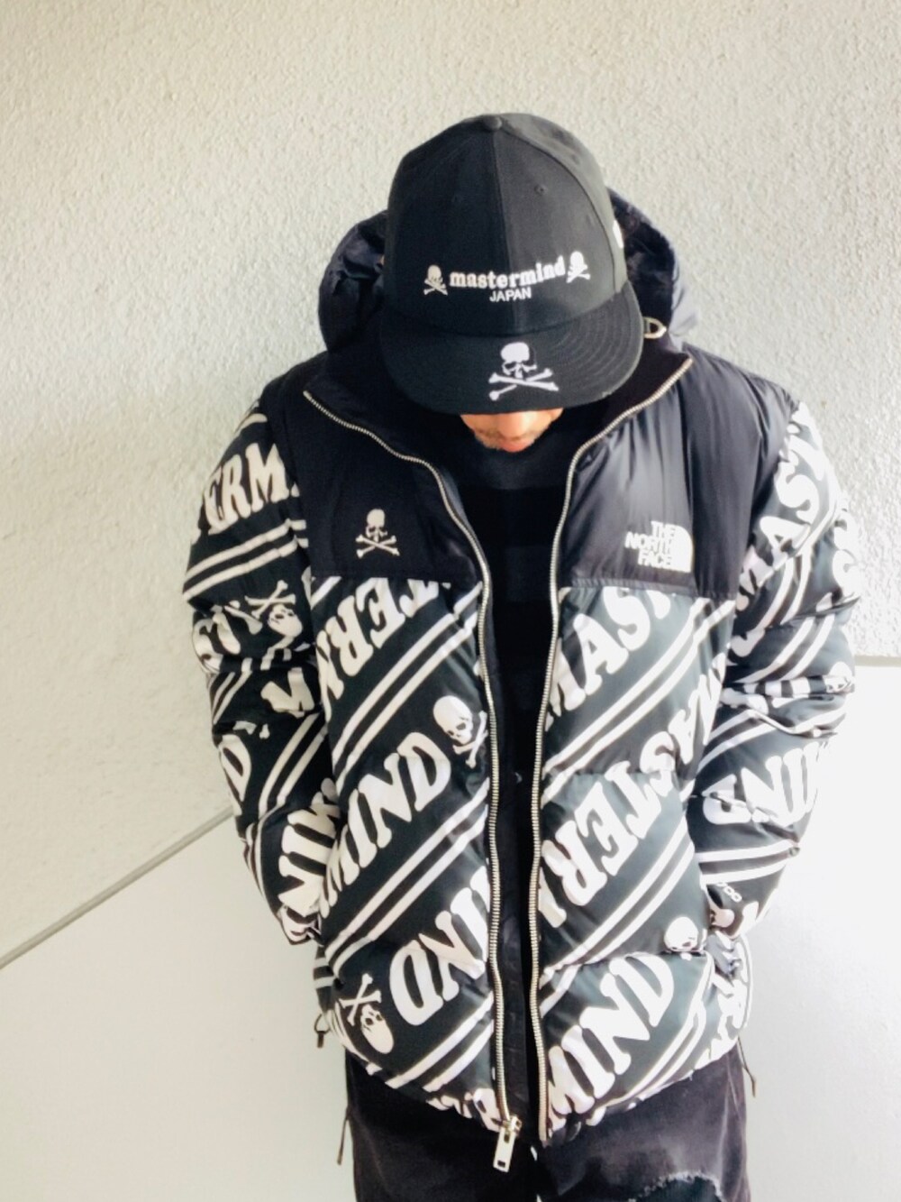 ブラック系のダウンジャケット/コート、グレー系のニット/セーター、ブラック系のその他パンツを着用したメンズの冬コーディネートの5枚目の写真