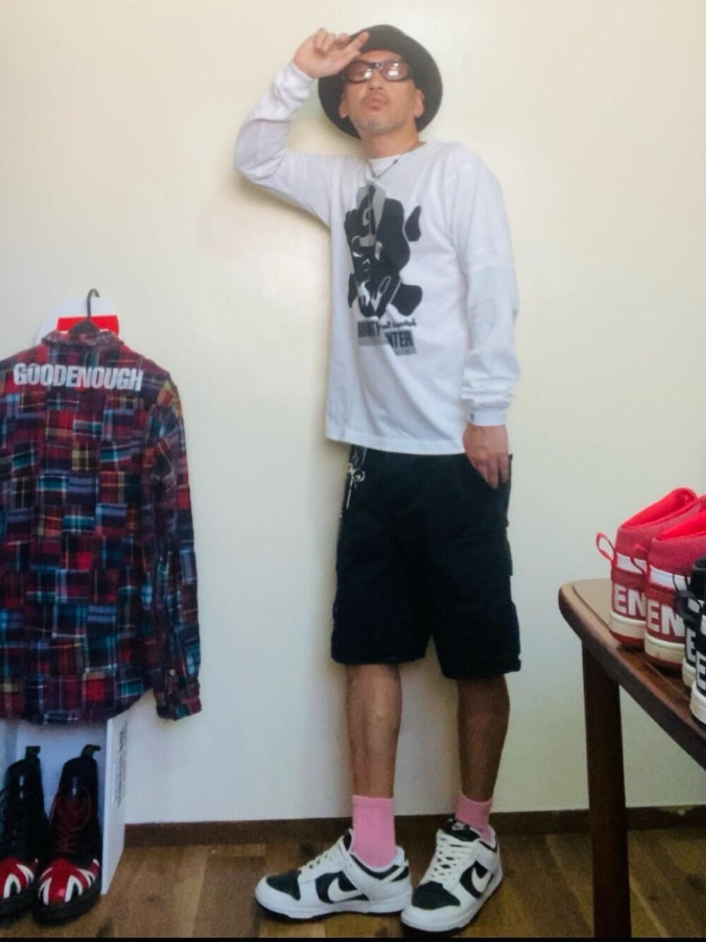 ホワイト系のTシャツ/カットソー、ブラック系のカーゴパンツ、ホワイト系のスニーカーを着用したメンズの秋コーディネートの3枚目の写真
