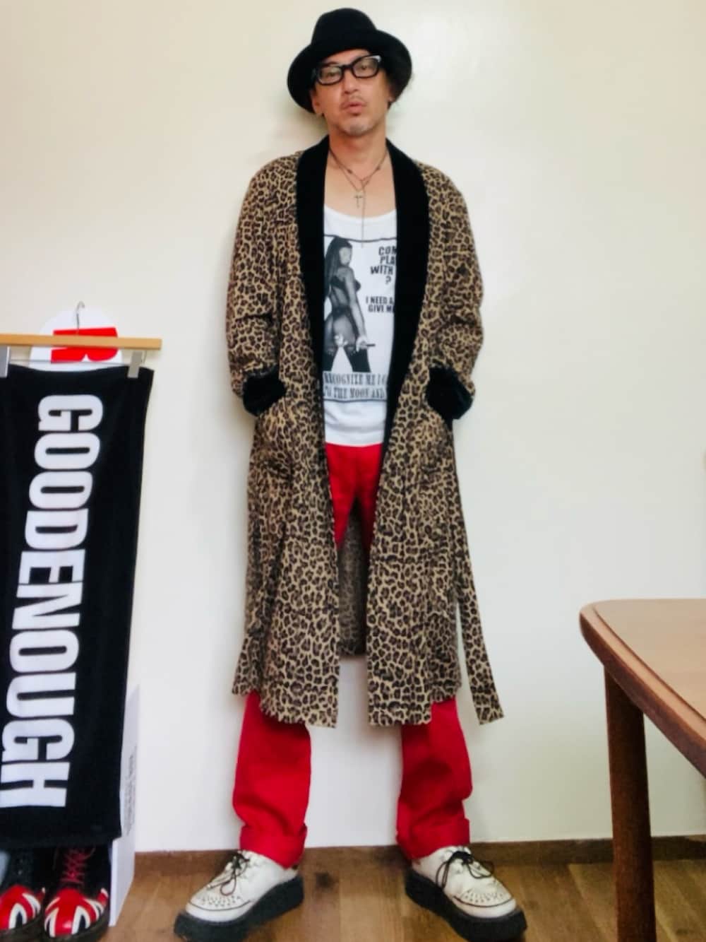 ベージュ系のその他アウター、レッド系のデニムパンツ、ホワイト系のその他シューズを着用したメンズの夏コーディネートの2枚目の写真