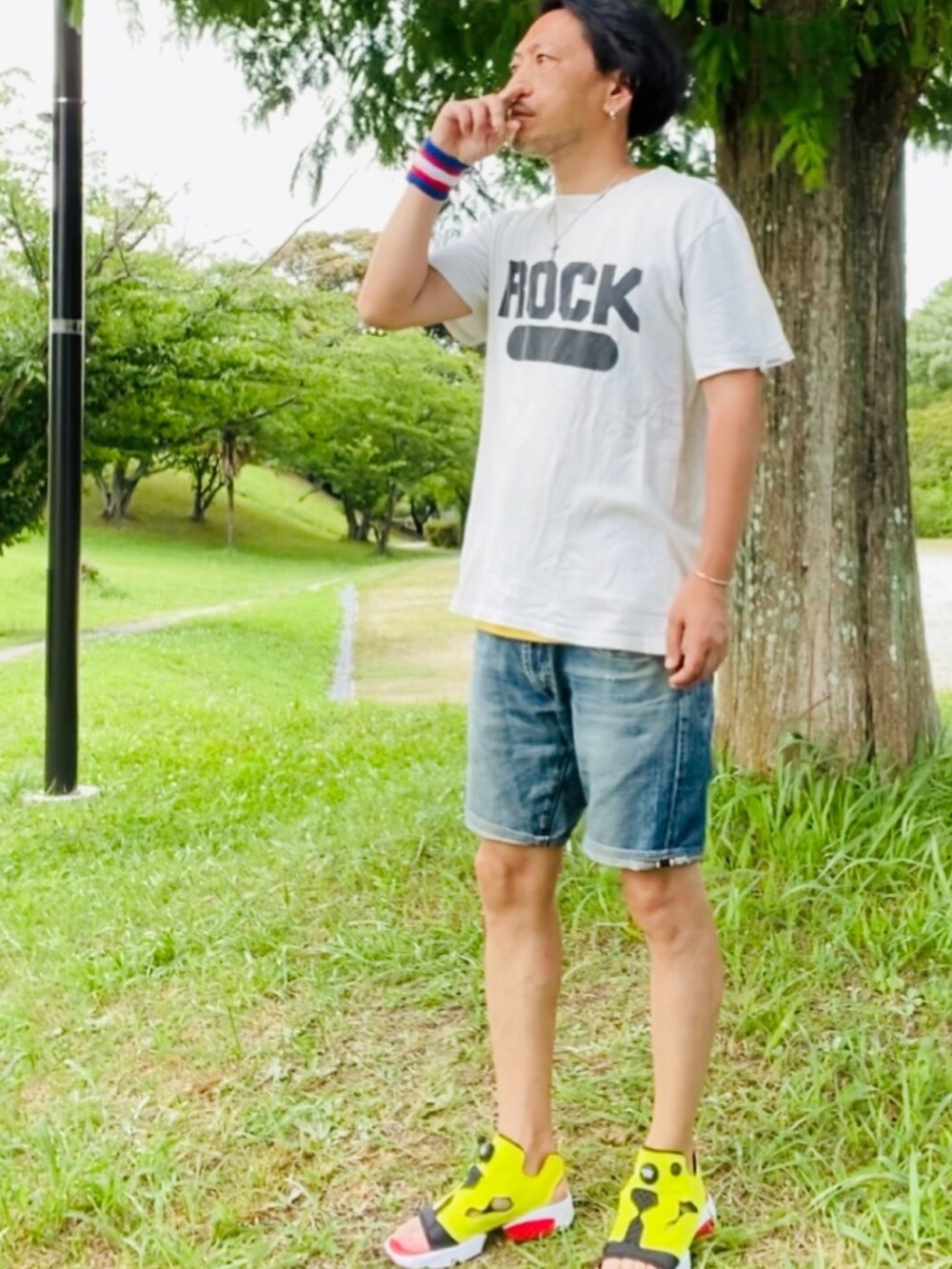 ホワイト系のTシャツ/カットソー、ブルー系のその他パンツ、イエロー系のサンダルを着用したメンズの夏コーディネートの4枚目の写真