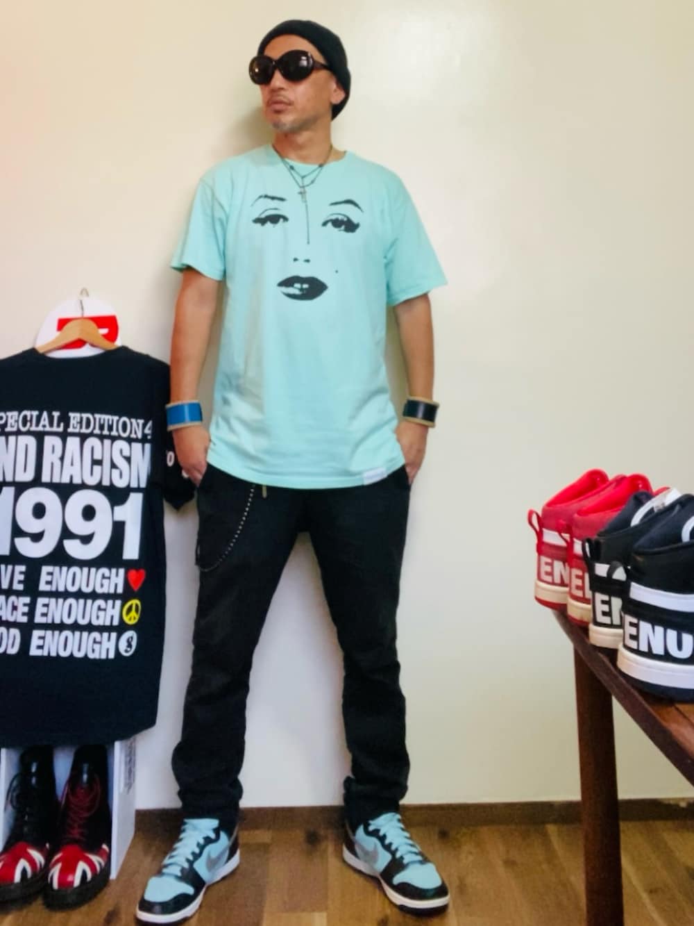 ブルー系のTシャツ/カットソー、ブラック系のチノパンツ、グリーン系のスニーカーを着用したメンズの夏コーディネートの5枚目の写真