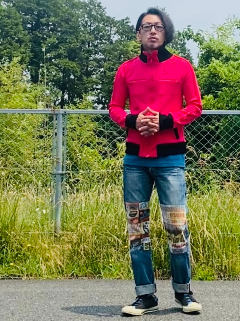 ピンク系のジャージ、ブルー系のデニムパンツ、ブラック系のスニーカーを着用したメンズの春コーディネートの5枚目の写真