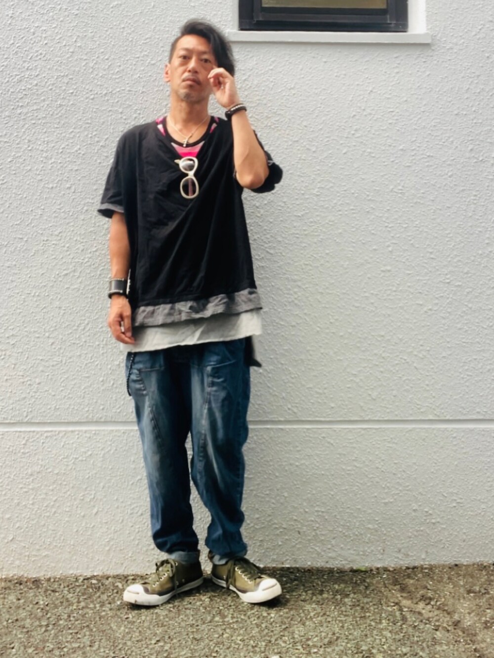 ブラック系のTシャツ/カットソー、ピンク系のタンクトップ、ブルー系のデニムパンツを着用したメンズの夏コーディネートの5枚目の写真