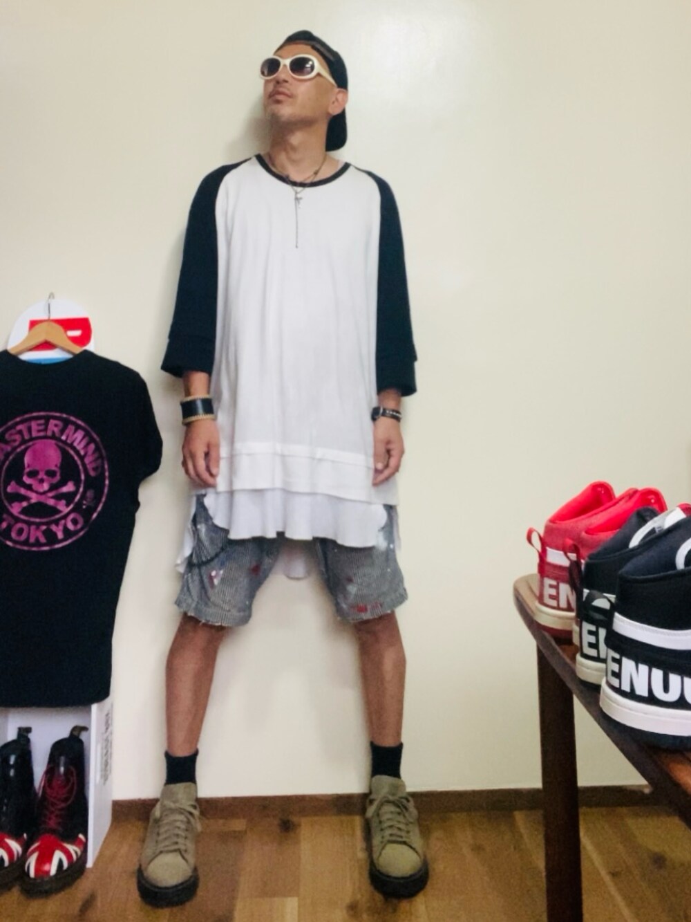 ホワイト系のTシャツ/カットソー、グレー系のデニムパンツ、グリーン系のスニーカーを着用したメンズの夏コーディネートの4枚目の写真
