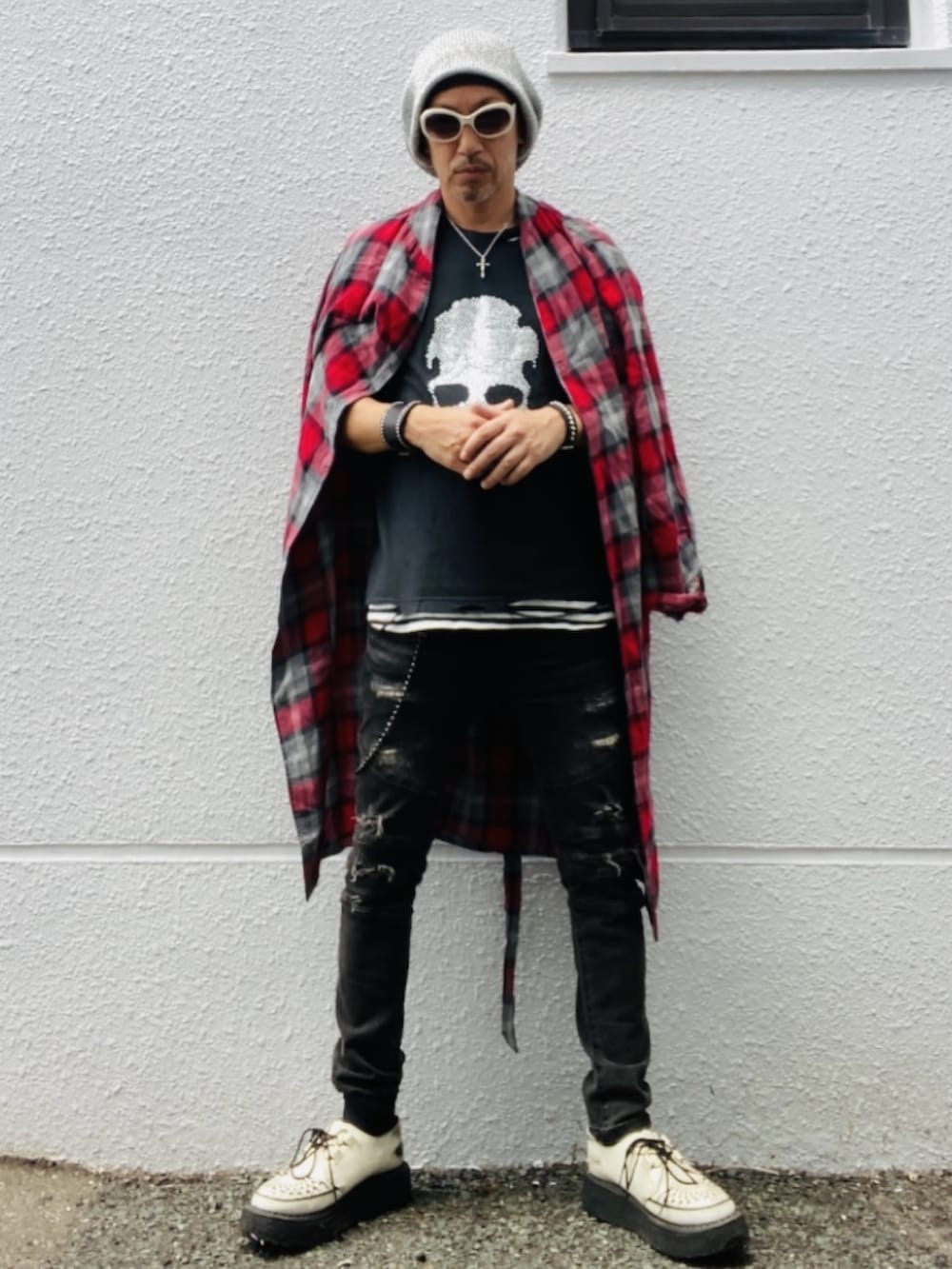 レッド系のノーカラーコート、ブラック系のTシャツ/カットソー、ブラック系のデニムパンツを着用したメンズの夏コーディネートの3枚目の写真