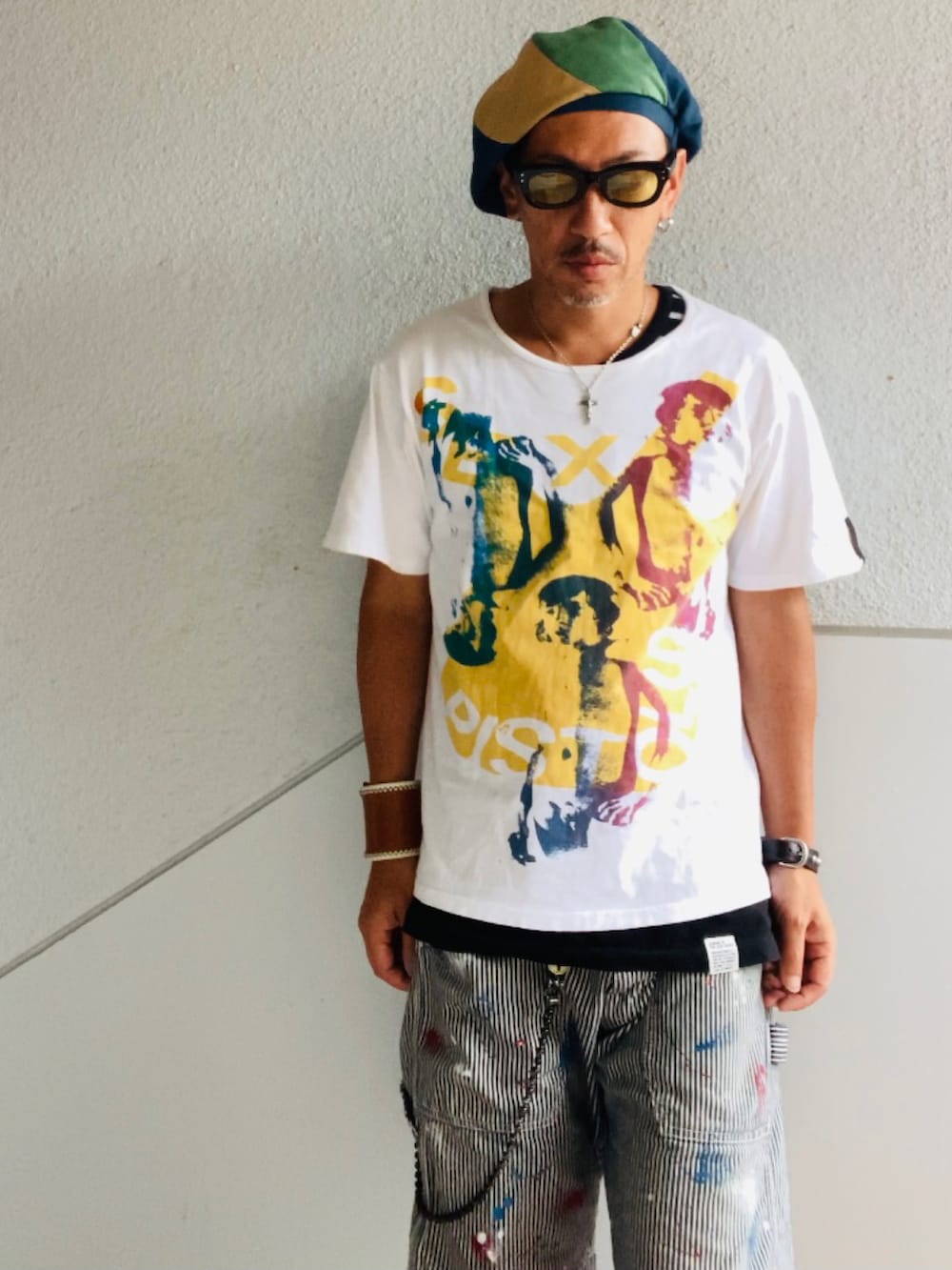 ホワイト系のTシャツ/カットソー、グレー系のデニムパンツ、グリーン系のブーツを着用したメンズの夏コーディネートの2枚目の写真