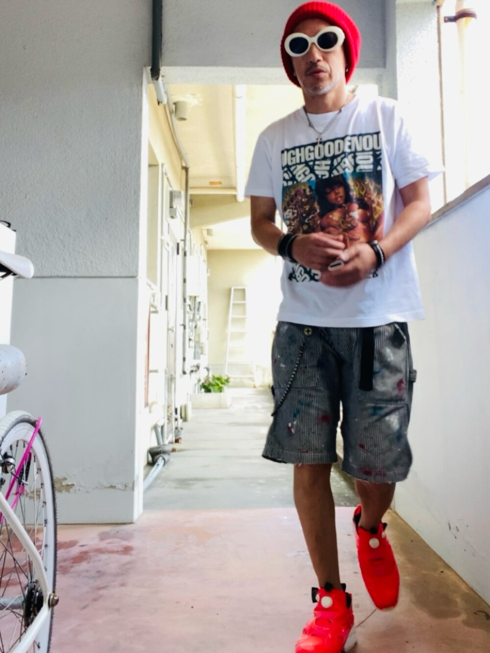 ホワイト系のTシャツ/カットソー、グレー系のデニムパンツ、ピンク系のスニーカーを着用したメンズの夏コーディネートの2枚目の写真