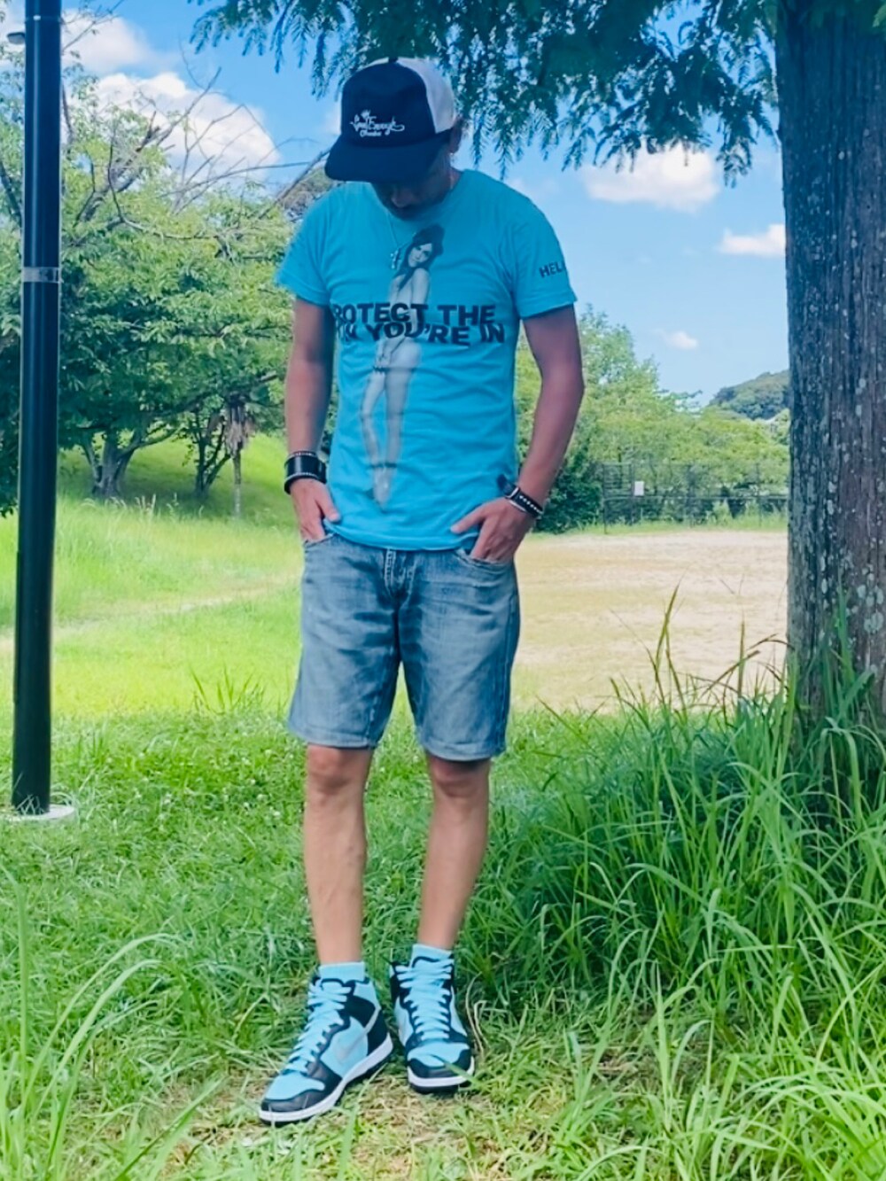 ブルー系のTシャツ/カットソー、ブルー系のその他パンツ、グリーン系のスニーカーを着用したメンズの夏コーディネートの2枚目の写真