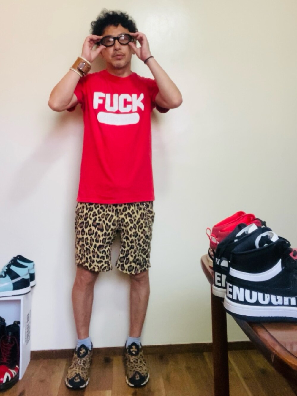 レッド系のTシャツ/カットソー、イエロー系のその他パンツ、ブラウン系のスリッポンを着用したメンズの夏コーディネートの5枚目の写真