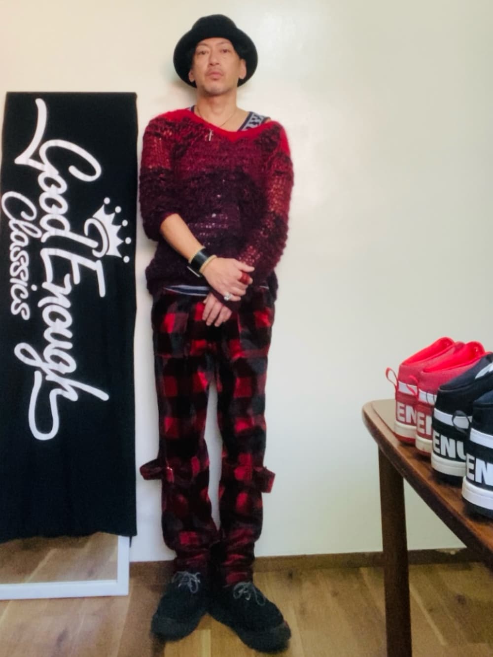 レッド系のニット/セーター、レッド系のその他パンツ、ブラック系のドレスシューズを着用したメンズの秋コーディネートの2枚目の写真