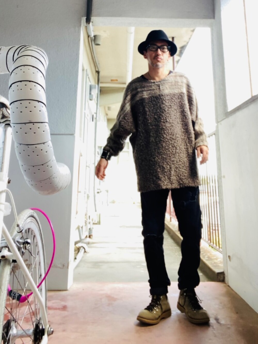 ブラウン系のニット/セーター、ブラック系のその他パンツ、ベージュ系のブーツを着用したメンズの秋コーディネートの4枚目の写真