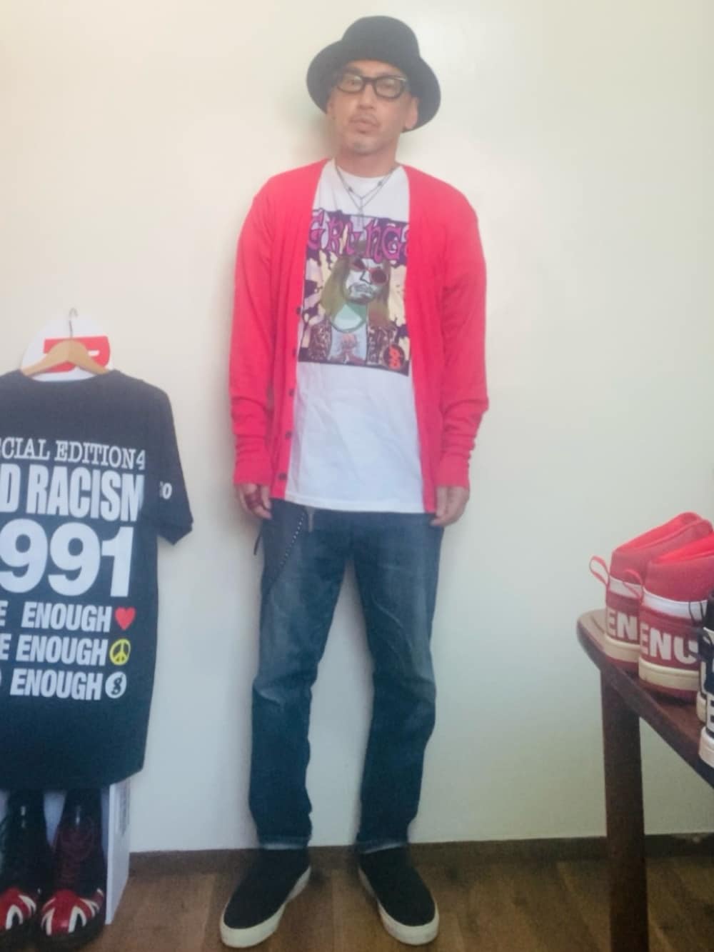 ピンク系のカーディガン/ボレロ、ホワイト系のTシャツ/カットソー、ブルー系のデニムパンツを着用したメンズの秋コーディネートの2枚目の写真