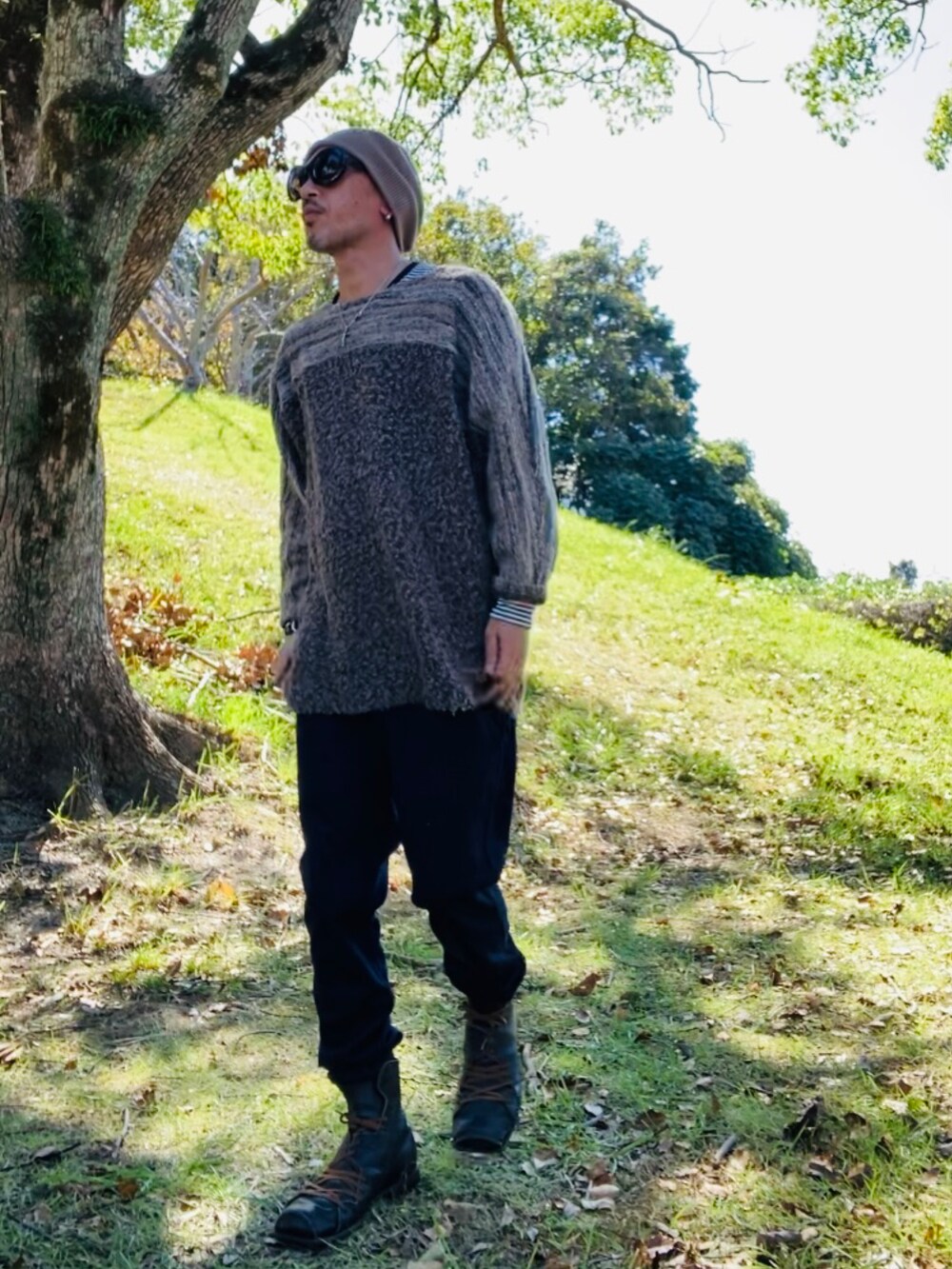 ブラウン系のニット/セーター、ブラック系のトップス、ブルー系のその他パンツを着用したメンズの秋コーディネートの3枚目の写真