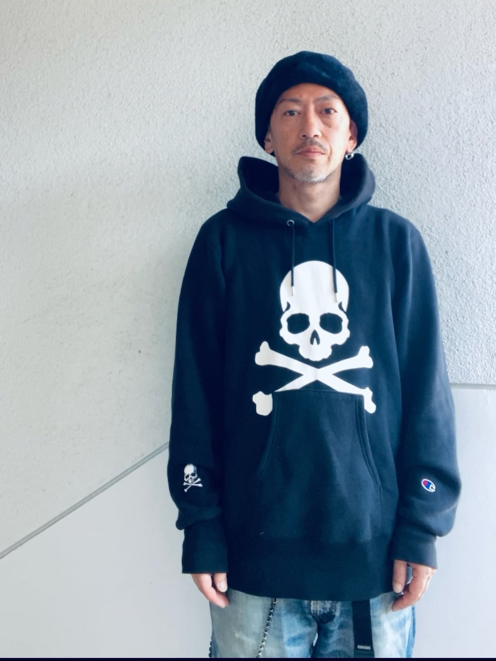 ブラック系のパーカー、ブルー系のその他パンツ、ブラック系のスニーカーを着用したメンズの春コーディネートの2枚目の写真