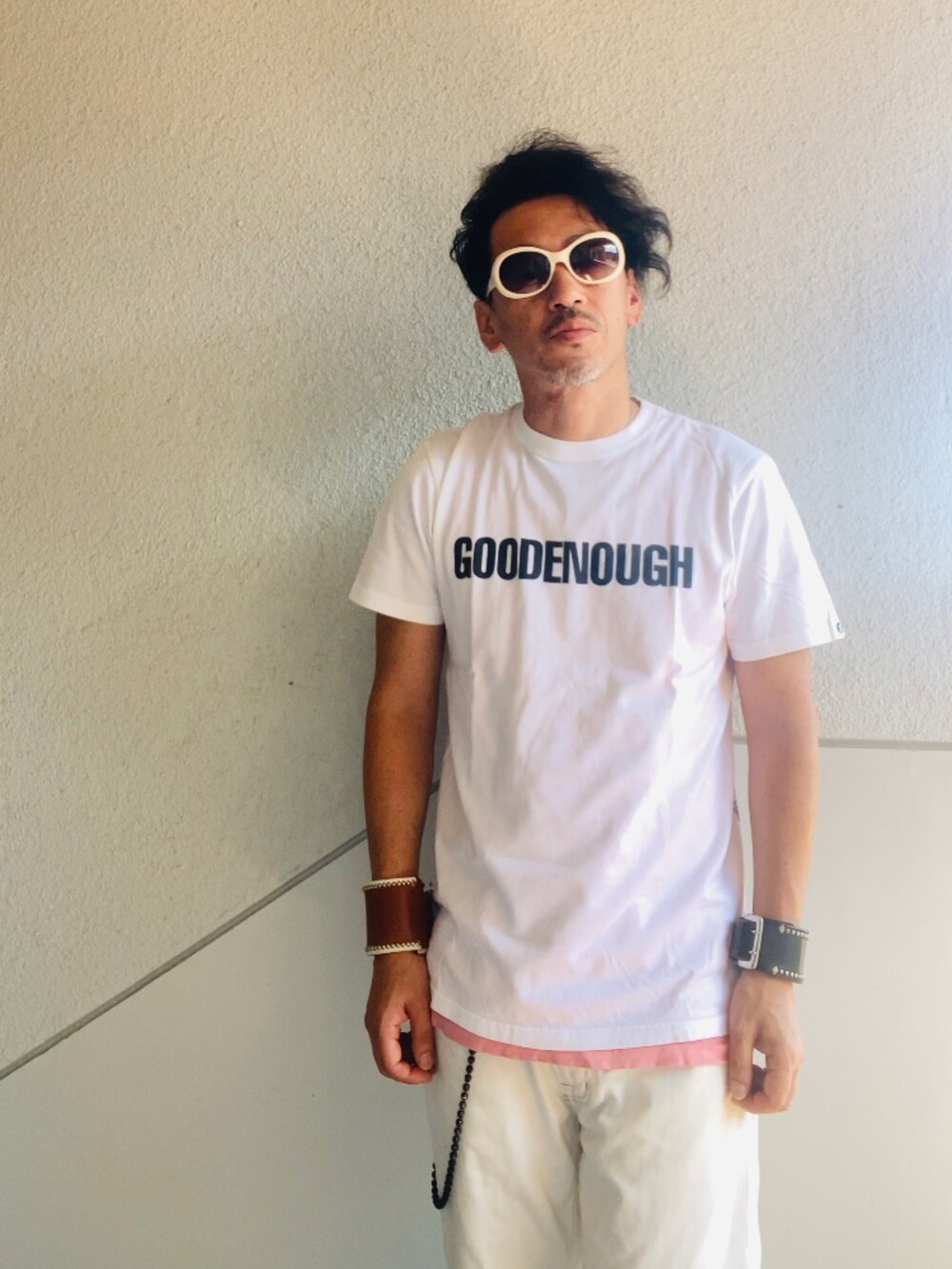 ホワイト系のTシャツ/カットソー、ピンク系のタンクトップ、ホワイト系のデニムパンツを着用したメンズの夏コーディネートの4枚目の写真