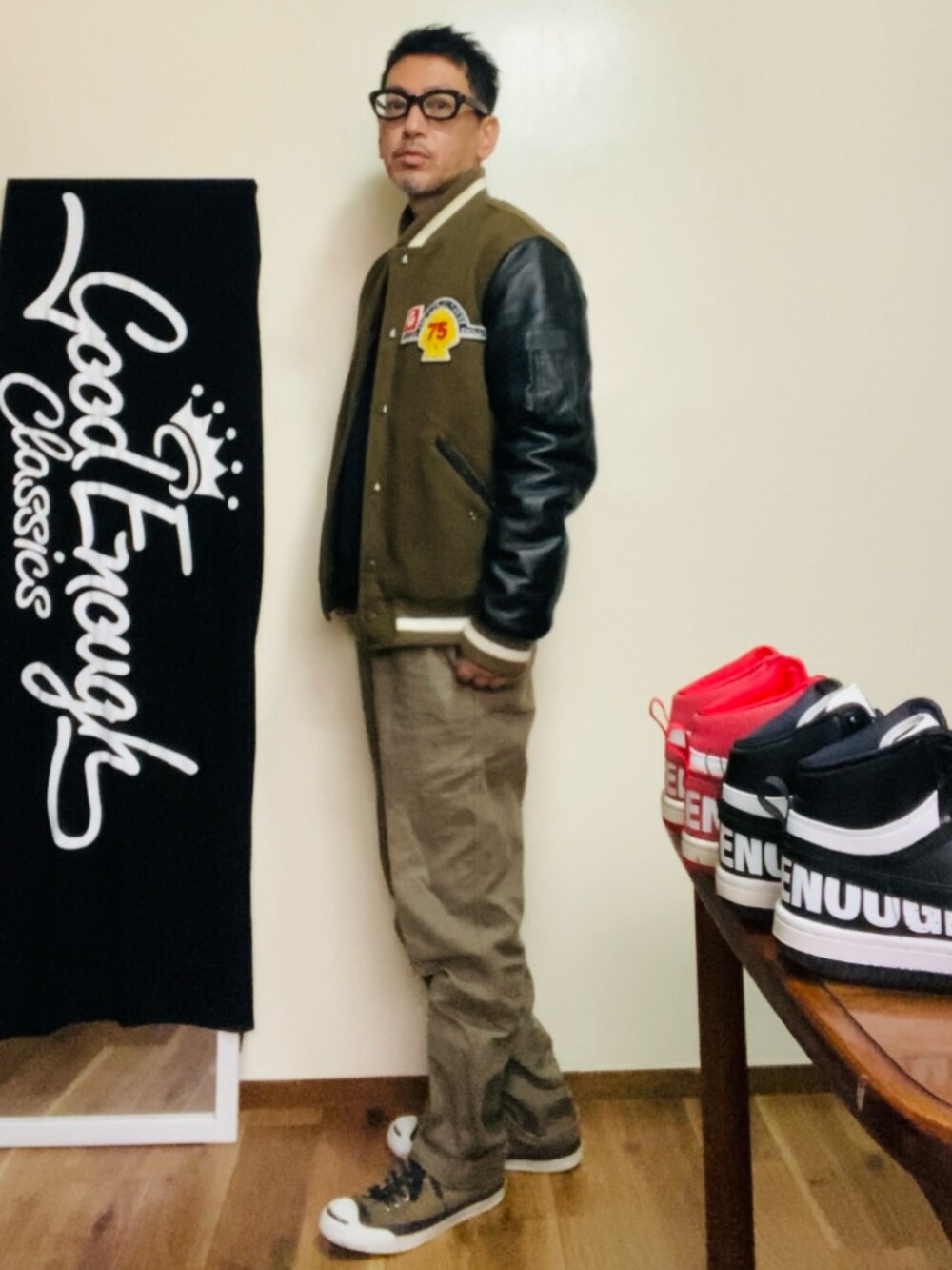 グリーン系のスタジャン、ブラック系のスウェット、グリーン系のカーゴパンツを着用したメンズの冬コーディネートの3枚目の写真