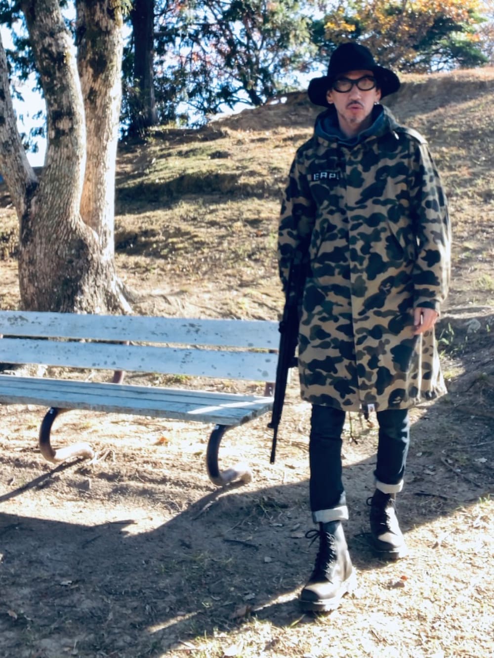 グリーン系のモッズコート、ブラック系のデニムパンツ、グリーン系のブーツを着用したメンズの冬コーディネートの2枚目の写真