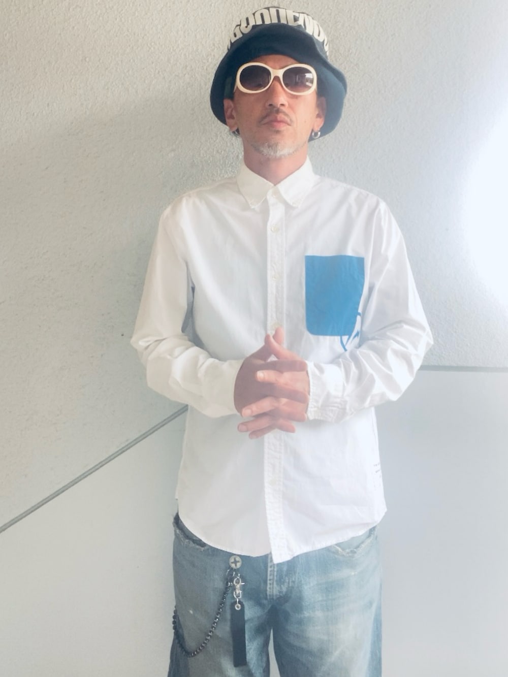 ホワイト系のシャツ/ブラウス、ブルー系のその他パンツ、グリーン系のスニーカーを着用したメンズの春コーディネートの2枚目の写真