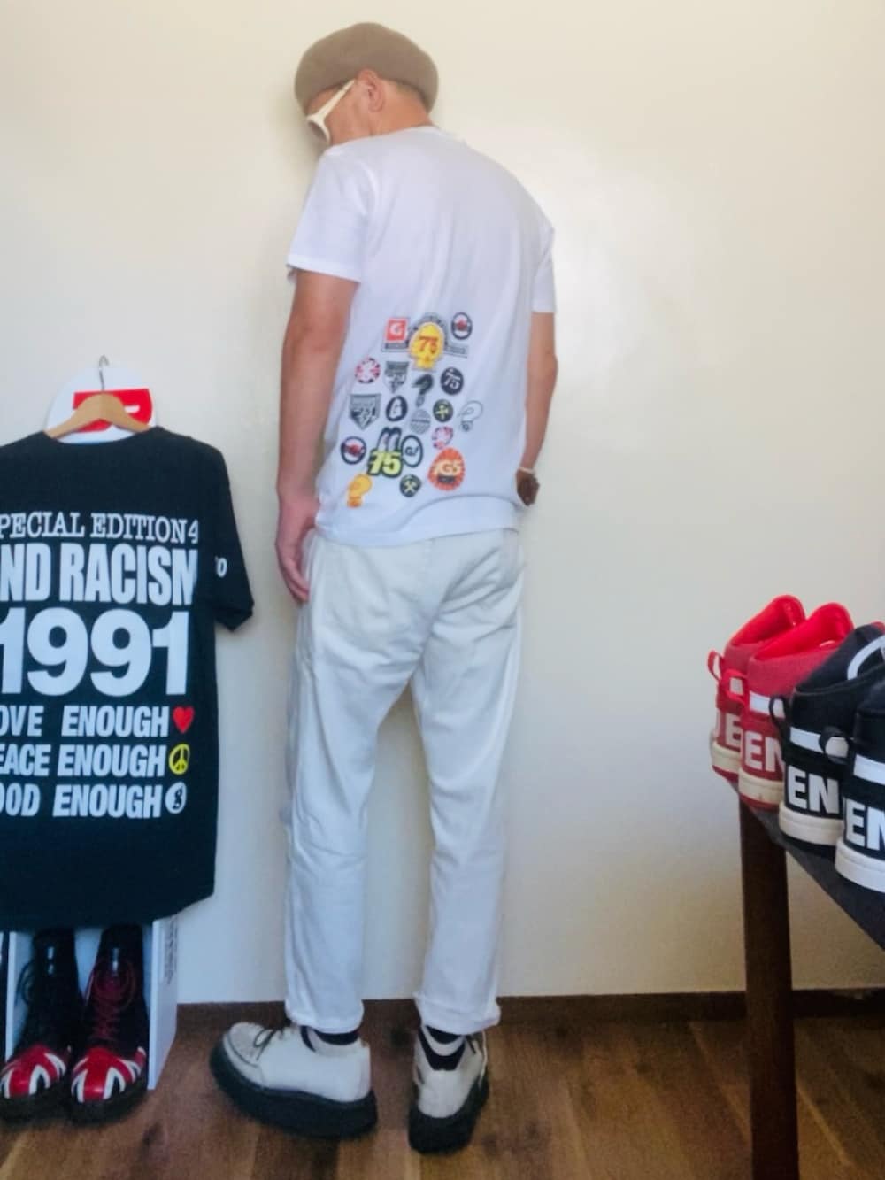 ホワイト系のTシャツ/カットソー、ホワイト系のデニムパンツ、ホワイト系のその他シューズを着用したメンズの秋コーディネートの3枚目の写真