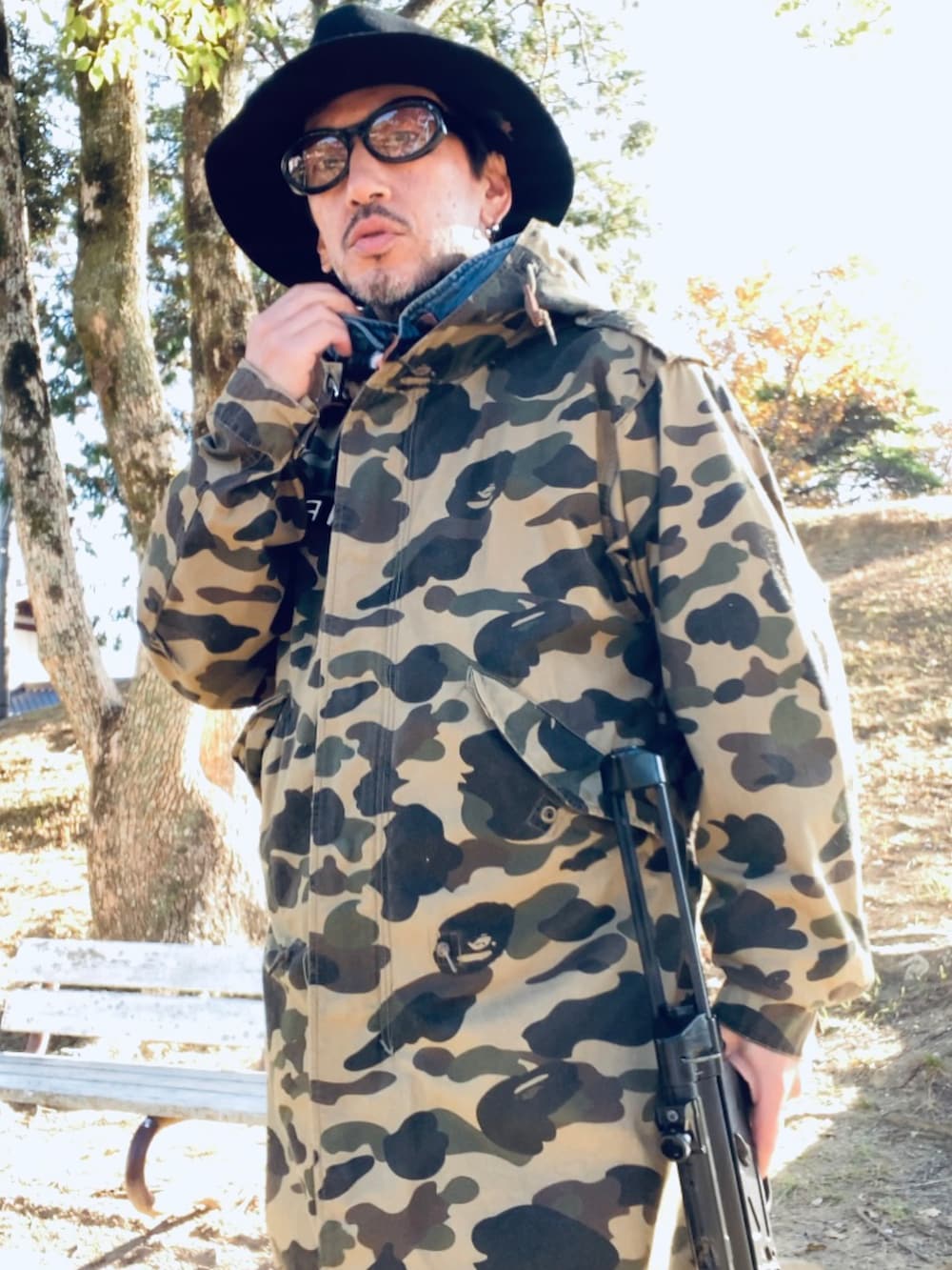 グリーン系のモッズコート、ブラック系のデニムパンツ、グリーン系のブーツを着用したメンズの冬コーディネートの4枚目の写真