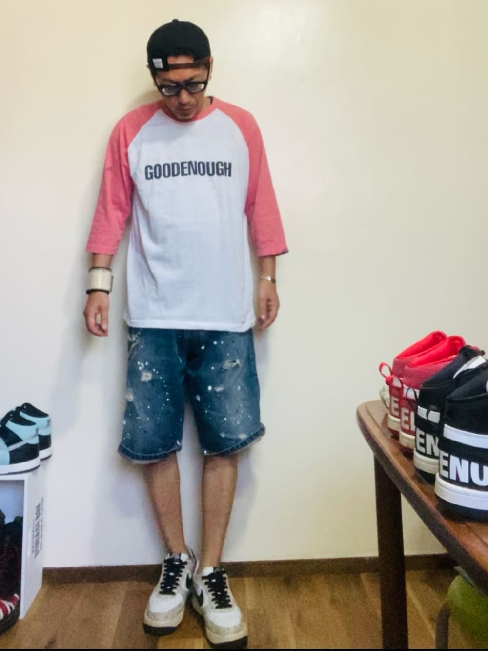 ピンク系のTシャツ/カットソー、ブルー系のデニムパンツ、ベージュ系のスニーカーを着用したメンズの夏コーディネートの3枚目の写真
