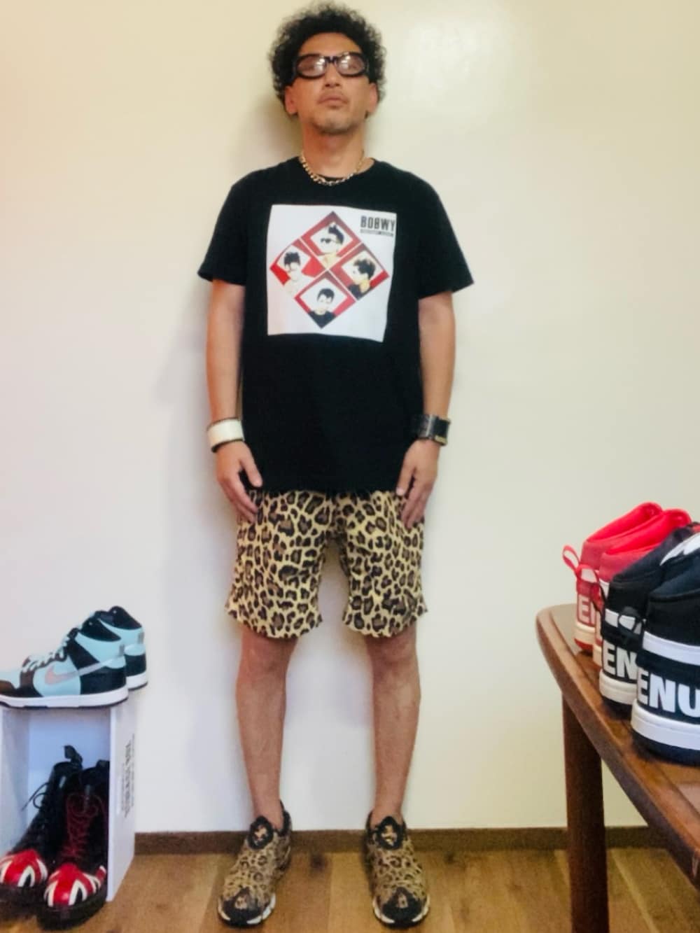 イエロー系のその他パンツ、ブラック系のTシャツ/カットソー、ブラウン系のスリッポンを着用したメンズの夏コーディネートの2枚目の写真