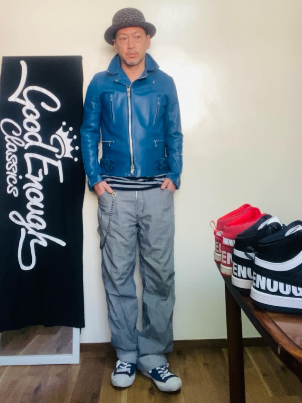 ブルー系のライダースジャケット、グレー系のデニムパンツ、ブルー系のスニーカーを着用したメンズの冬コーディネートの2枚目の写真