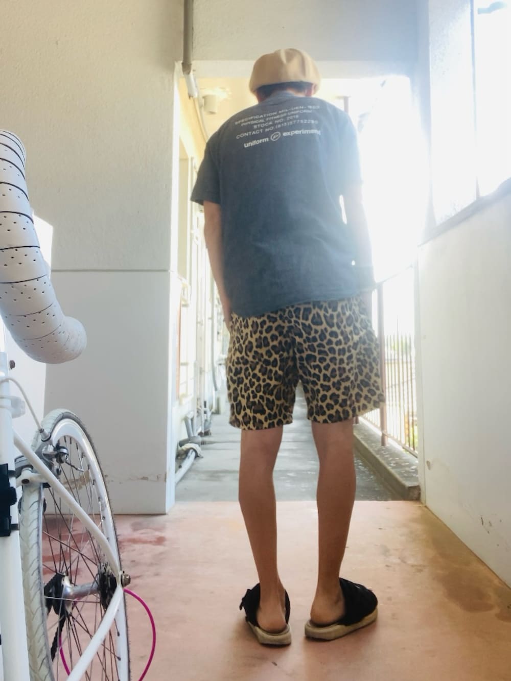 グレー系のシャツ/ブラウス、イエロー系のその他パンツ、ブラック系のサンダルを着用したメンズの夏コーディネートの3枚目の写真