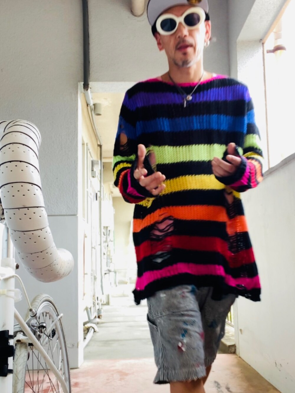 その他のニット/セーター、グレー系のデニムパンツ、ブラック系のスニーカーを着用したメンズの秋コーディネートの4枚目の写真