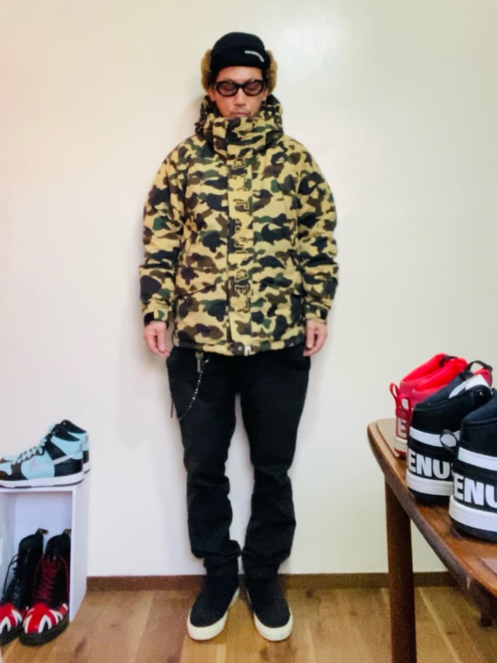 イエロー系のダウンジャケット/コート、ブラック系のチノパンツ、ブラック系のスリッポンを着用したメンズの冬コーディネートの3枚目の写真