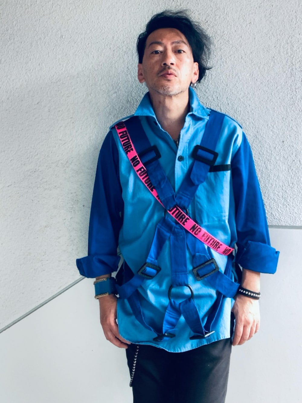 ブルー系のシャツ/ブラウス、ブラック系のパンツ、ブラック系のドレスシューズを着用したメンズの春コーディネートの5枚目の写真