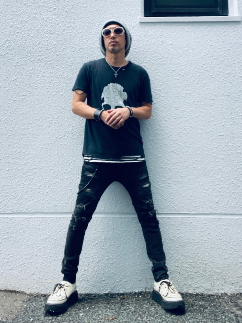 レッド系のノーカラーコート、ブラック系のTシャツ/カットソー、ホワイト系のタンクトップを着用したメンズの夏コーディネートの5枚目の写真