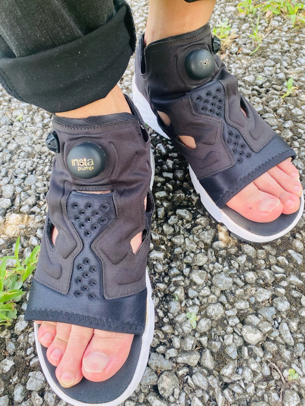 ブラック系のシャツ/ブラウス、ブラック系のタンクトップ、ブラック系のデニムパンツを着用したメンズの夏コーディネートの4枚目の写真