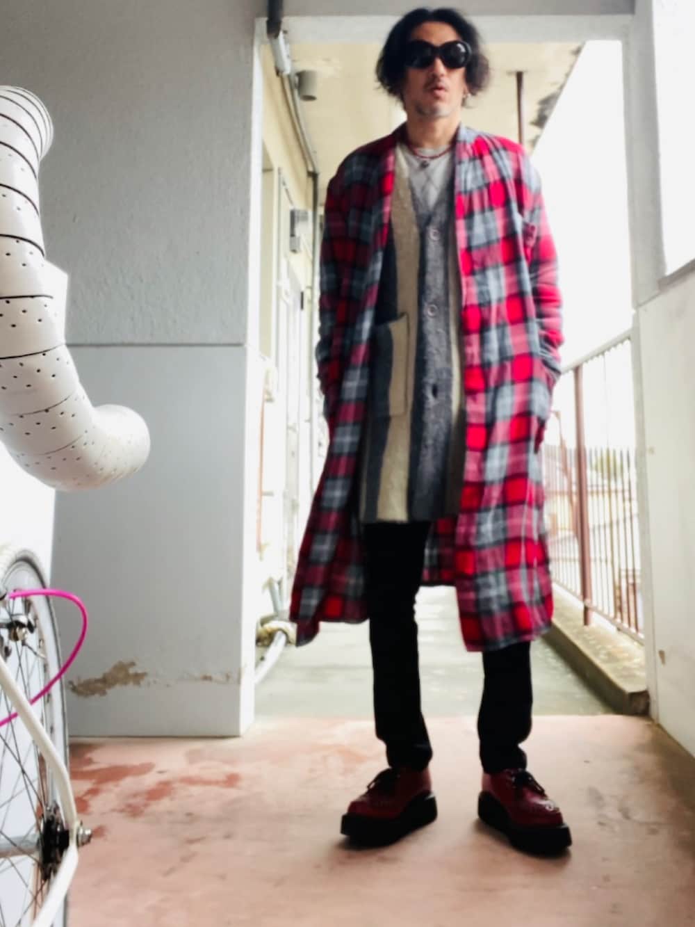 グレー系のカーディガン/ボレロ、レッド系のノーカラーコート、ブラック系のパンツを着用したメンズの冬コーディネートの5枚目の写真