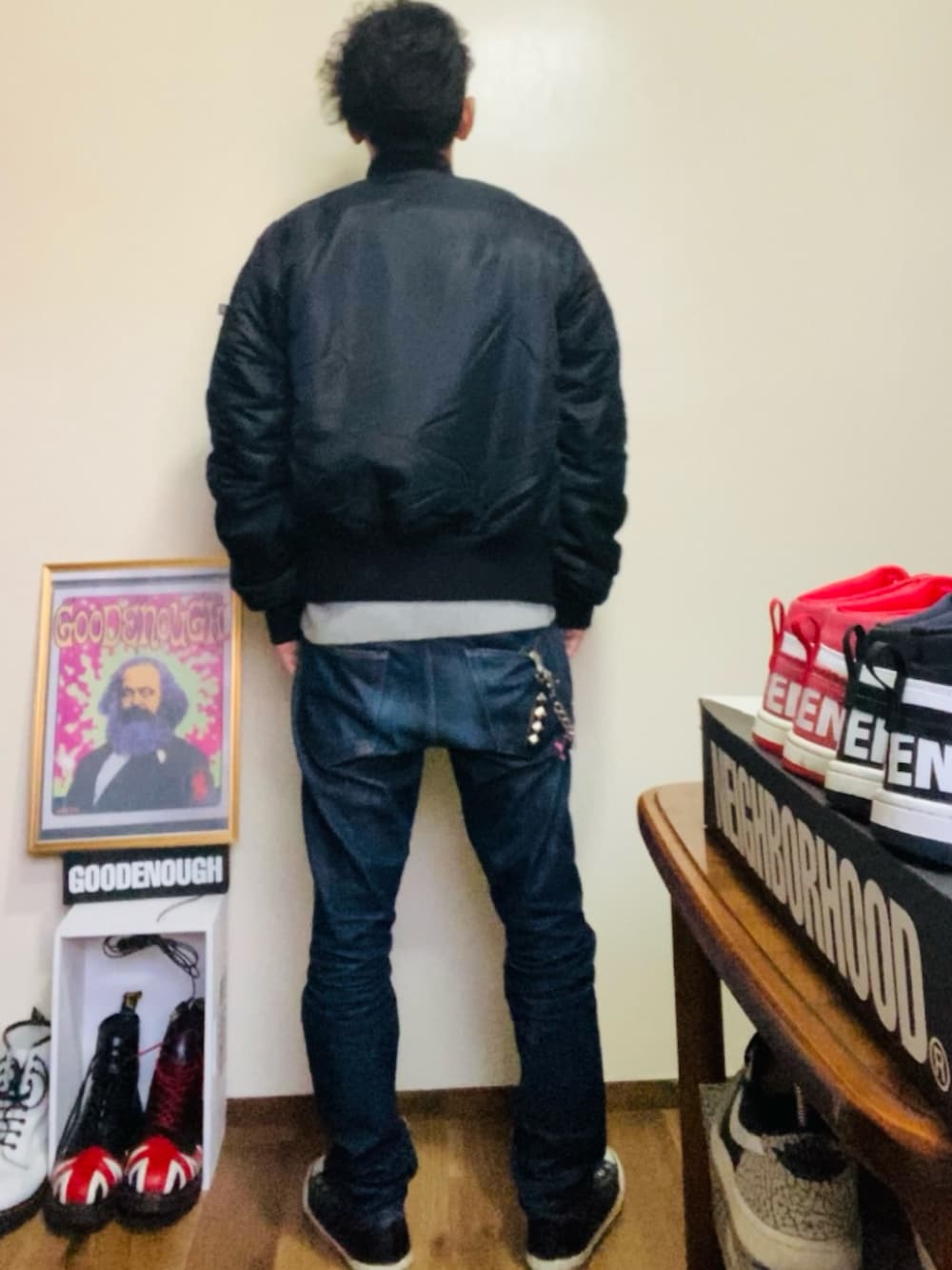 グレー系のスウェット、ブラック系のMA-1、ブルー系のデニムパンツを着用したメンズの冬コーディネートの4枚目の写真