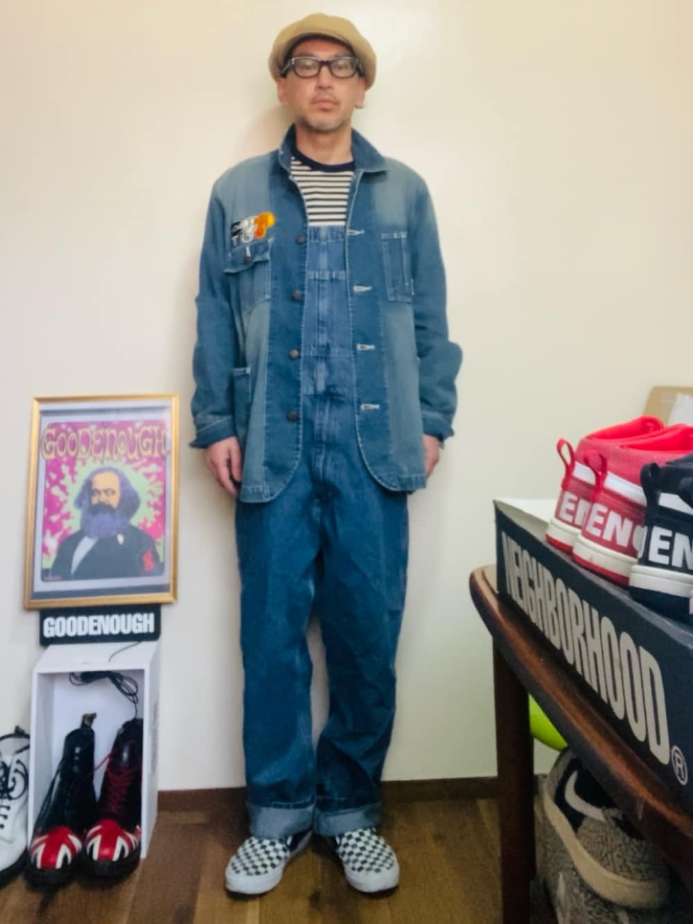 ブルー系のサロペット/オーバーオール、ブルー系のカバーオール、ブルー系のスリッポンを着用したメンズの春コーディネートの2枚目の写真