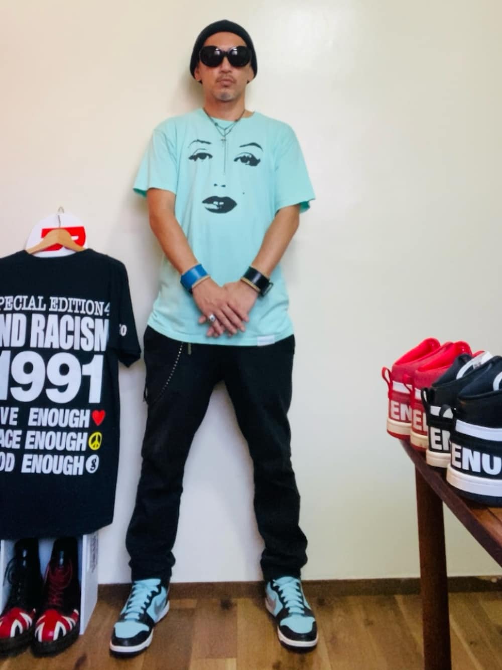ブルー系のTシャツ/カットソー、ブラック系のチノパンツ、グリーン系のスニーカーを着用したメンズの夏コーディネートの4枚目の写真