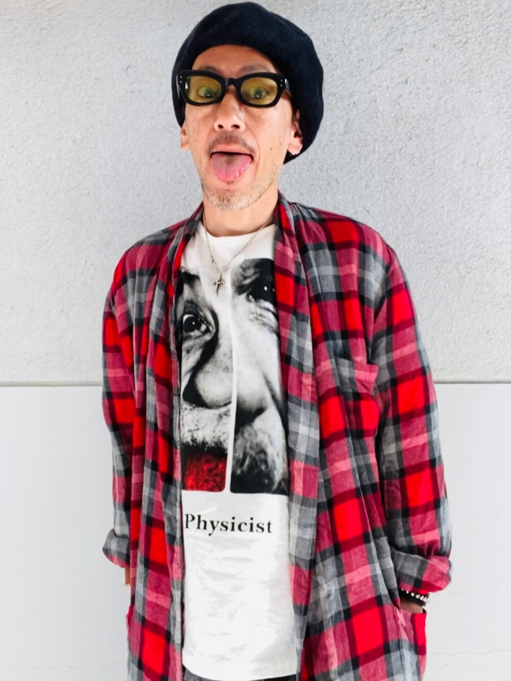 レッド系のノーカラーコート、ホワイト系のTシャツ/カットソー、ブラック系のTシャツ/カットソーを着用したメンズの春コーディネートの2枚目の写真