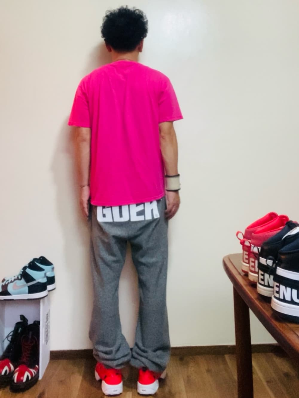 ピンク系のTシャツ/カットソー、グレー系のスウェットパンツ、ピンク系のスニーカーを着用したメンズの夏コーディネートの2枚目の写真