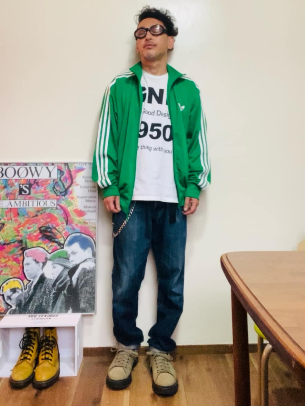 ホワイト系のTシャツ/カットソー、グリーン系のジャージ、ブルー系のデニムパンツを着用したメンズの秋コーディネートの2枚目の写真