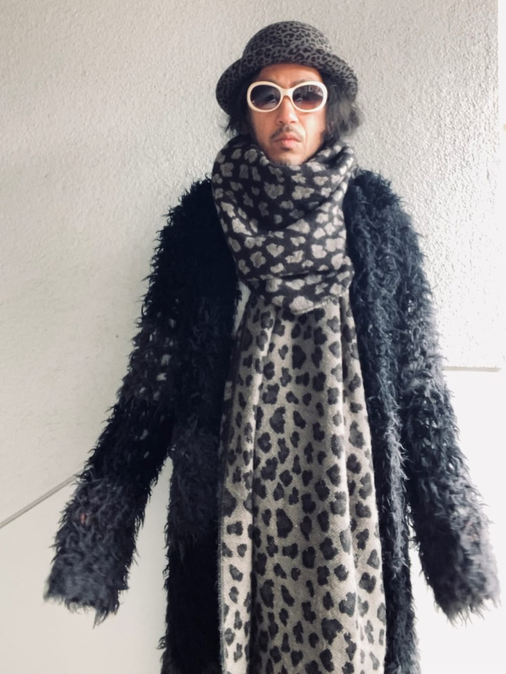 ブラック系のカーディガン/ボレロ、ブラック系のパンツ、ブラック系のブーツを着用したメンズの冬コーディネートの2枚目の写真